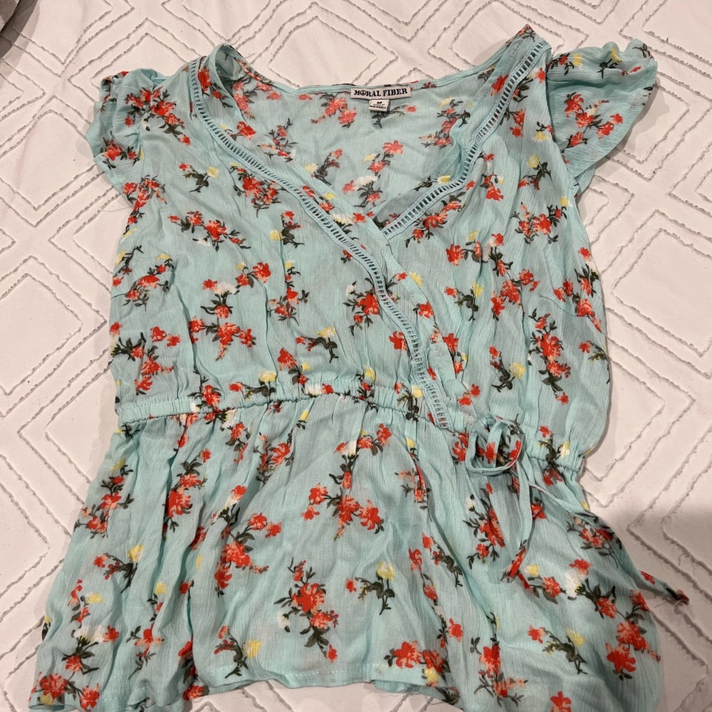 Cute floral blouse new without tags